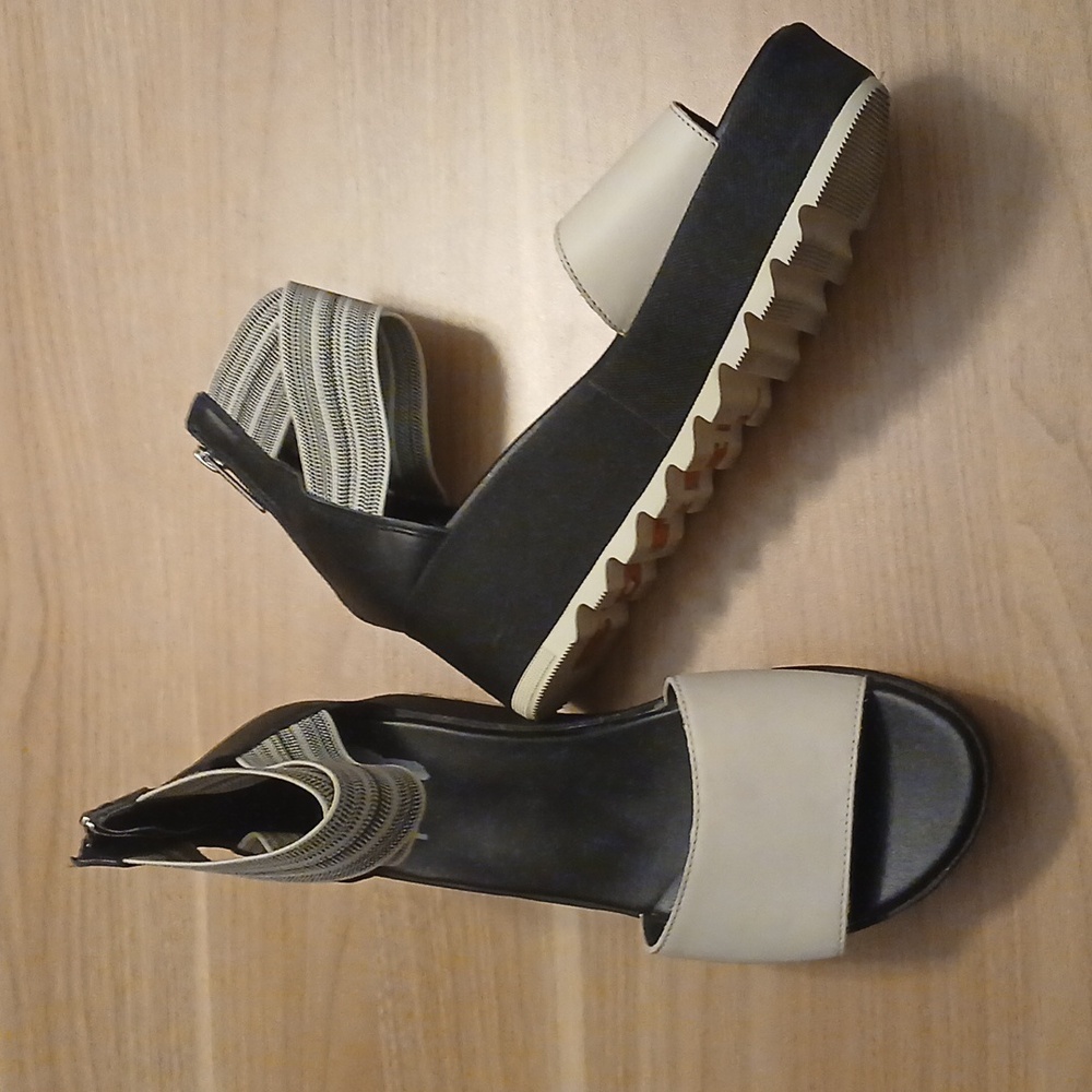 Sorel "Ella 111" Low Wedge Sandals in Size 8.5